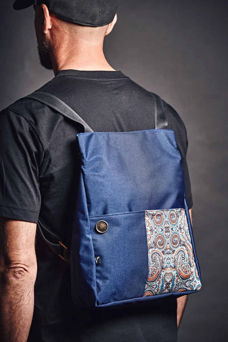 V2 x Mirantico | Memo Zayno Korda Blu con tasca in tessuto Cachemire Panna