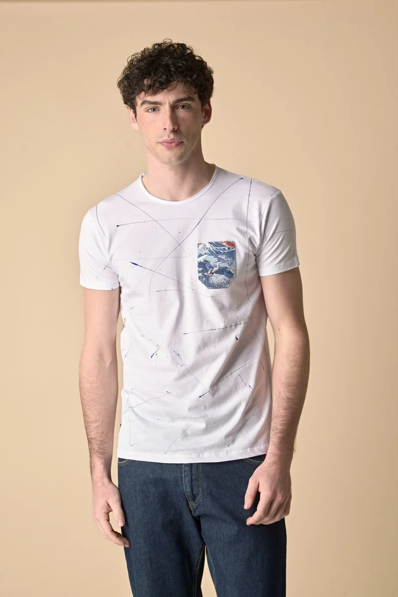 T-Shirt Bianca con Taschino in tessuto V2 e schizzi di vernice