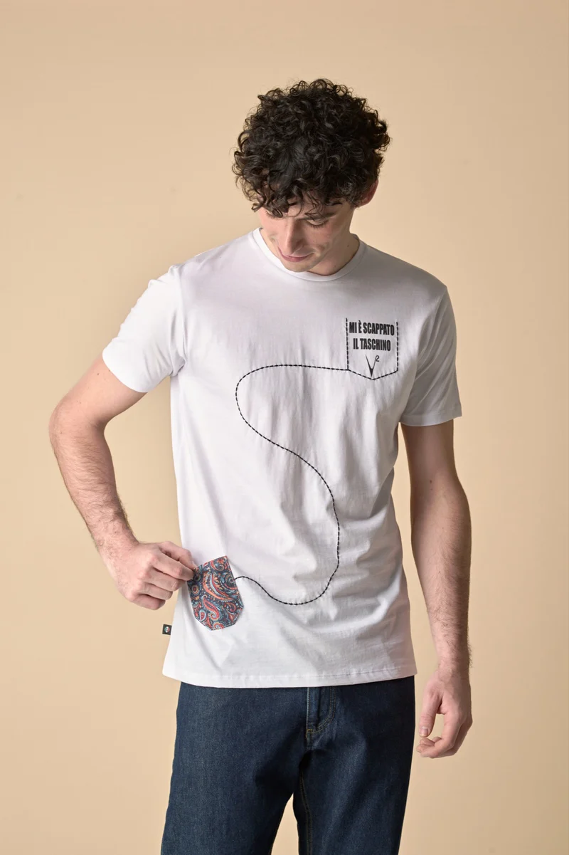 T-Shirt Bianca "Mi è scappato il taschino" con ricamo e tessuto V2