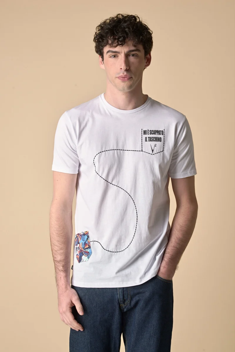 T-Shirt Bianca "Mi è scappato il taschino" con ricamo e tessuto V2