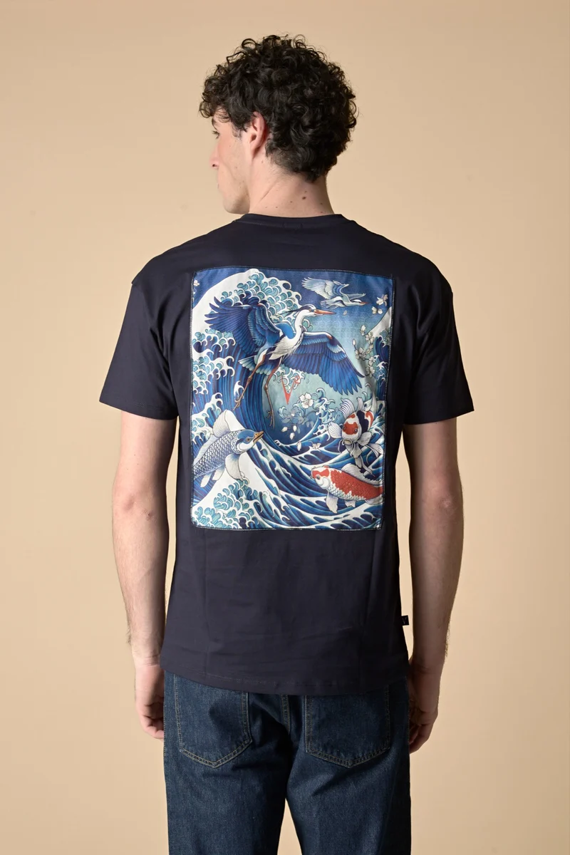 T-Shirt Japan Blu con ricamo Carpa e Stampa a Patch sul retro