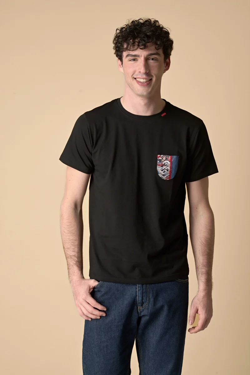 T-Shirt Nera con taschino in tessuto V2 ricamato