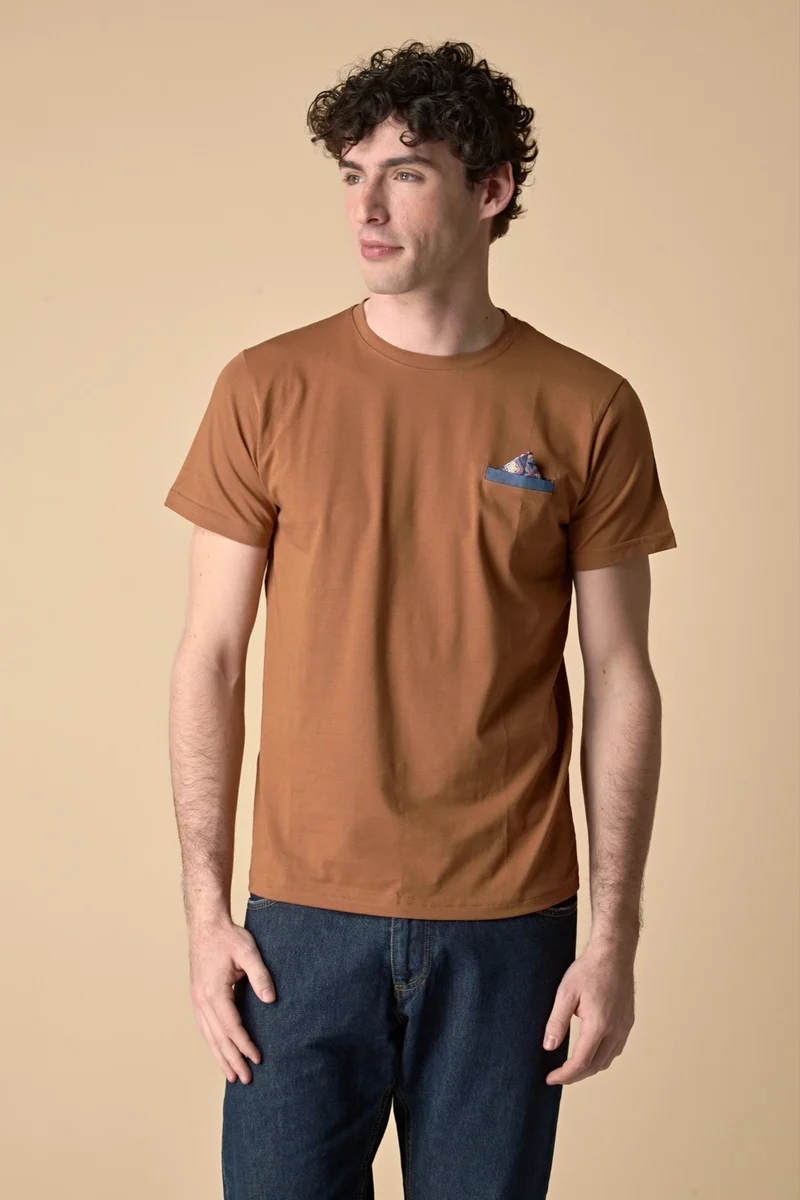 T-Shirt Tabacco con Pochette in tessuto V2