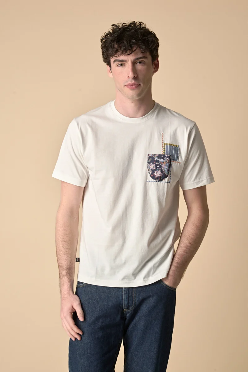 T-Shirt Bianca con Taschino e Patch ricamato in tessuto V2