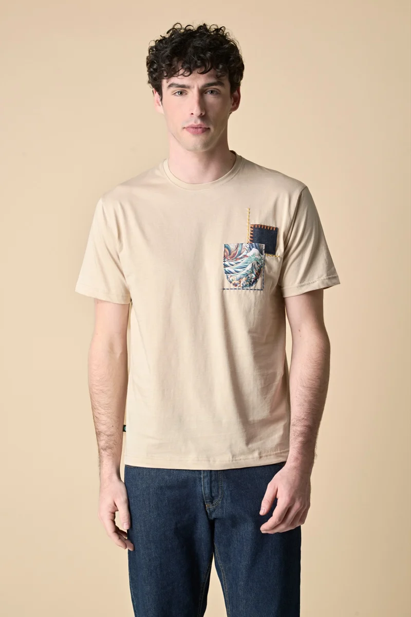 T-Shirt Sabbia con Taschino e Patch ricamato in tessuto V2