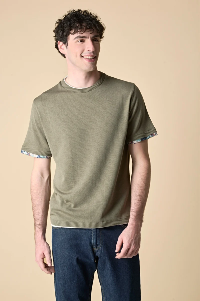 T-Shirt girocollo in maglieria Verde Militare con collo taglio vivo e dettagli in tessuto V2