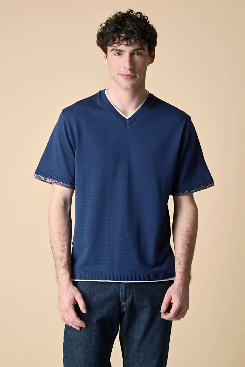 T-Shirt scollo V in maglieria Blu con collo taglio vivo e dettagli in tessuto V2