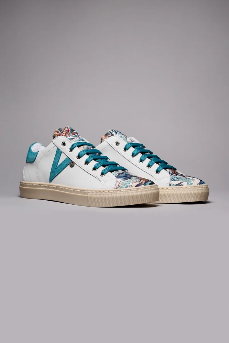 OLYMPIC - Sneakers a suola bassa in pelle Bianca retro e inserto Azzurro con linguetta in tessuto Japan Carpe