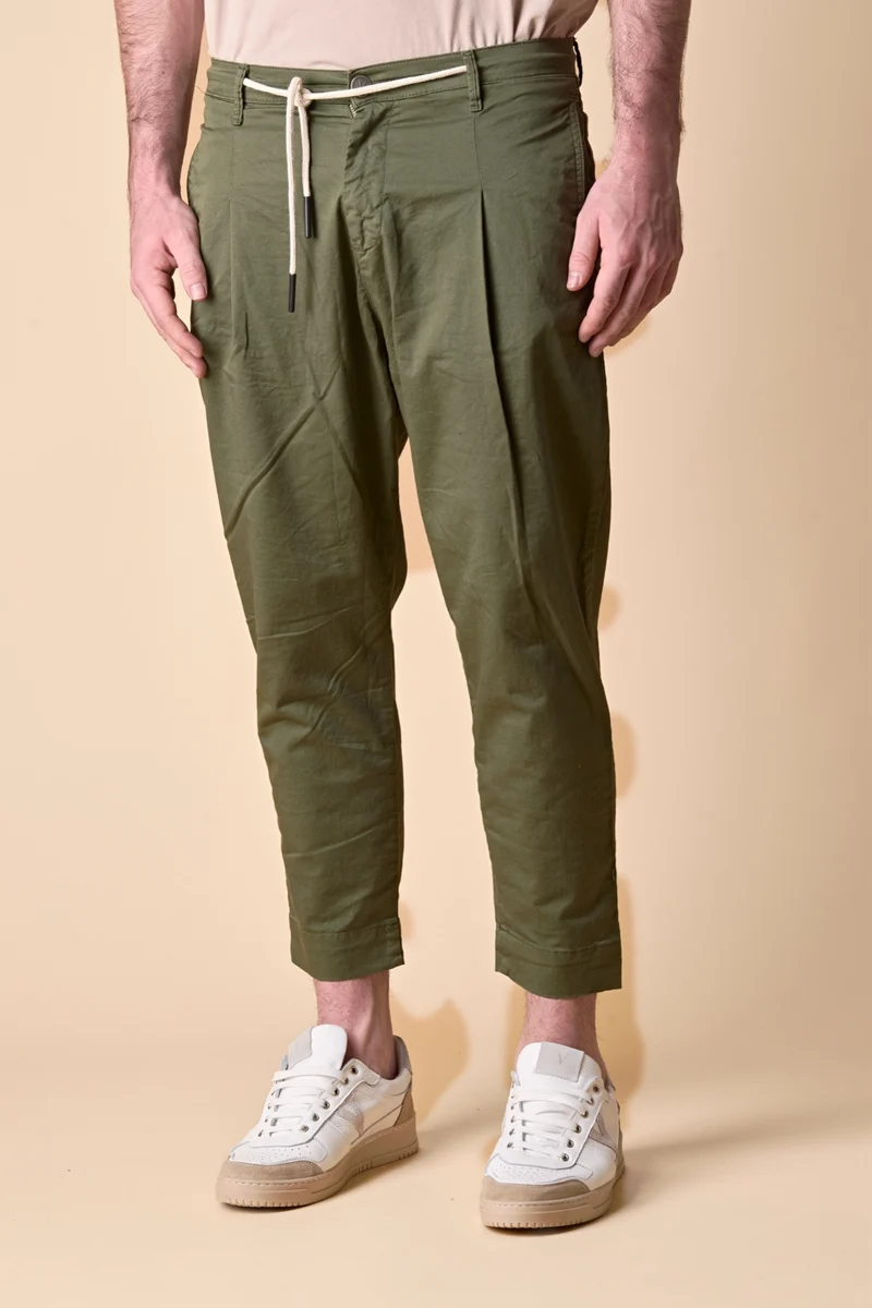 LISBONA - Chino in cotone elasticizzato Verde Militare con pence, laccetti frontali e salpa in tessuto V2