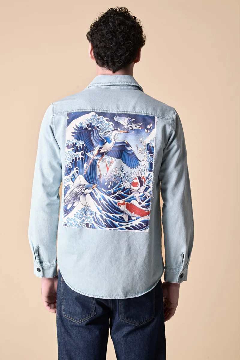 Sahariana in Jeans Lavaggio Marmorizzato con Patch Stampa Carpe sul retro