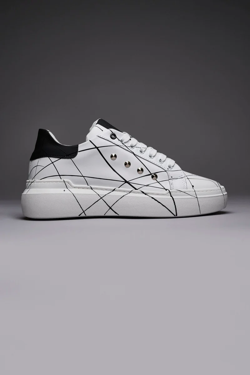 VEGAS - Sneakers a suola alta retro Nero con borchie e schizzi di vernice