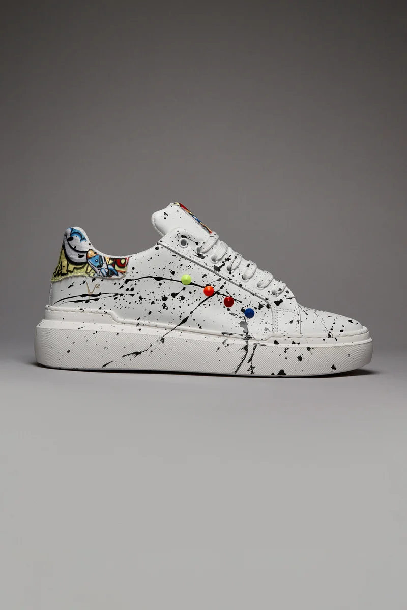 VEGAS - Sneakers a suola alta retro in tessuto Comics con borchie multicolor e schizzi di vernice