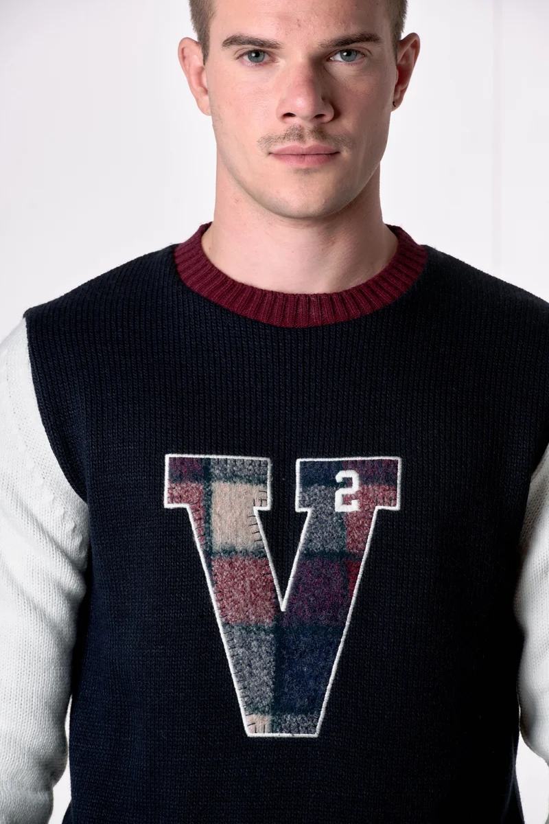 Maglione Girocollo College con V e Toppe ricamate in tessuto V2