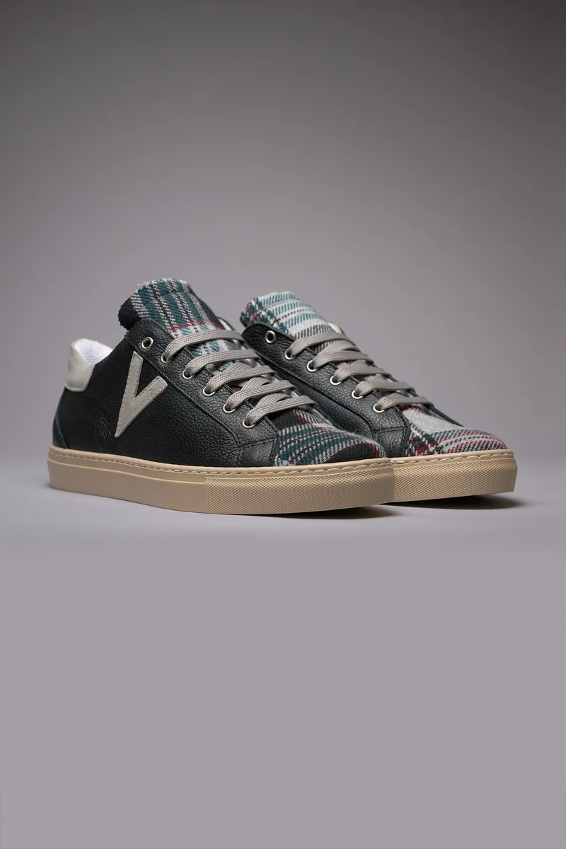 OLYMPIC - Sneakers a suola bassa in pelle martellata Nera con linguetta in tessuto Scozzese Nero