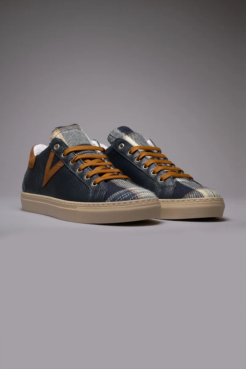 OLYMPIC - Sneakers a suola bassa in pelle martellata Blu con linguetta in tessuto Scozzese