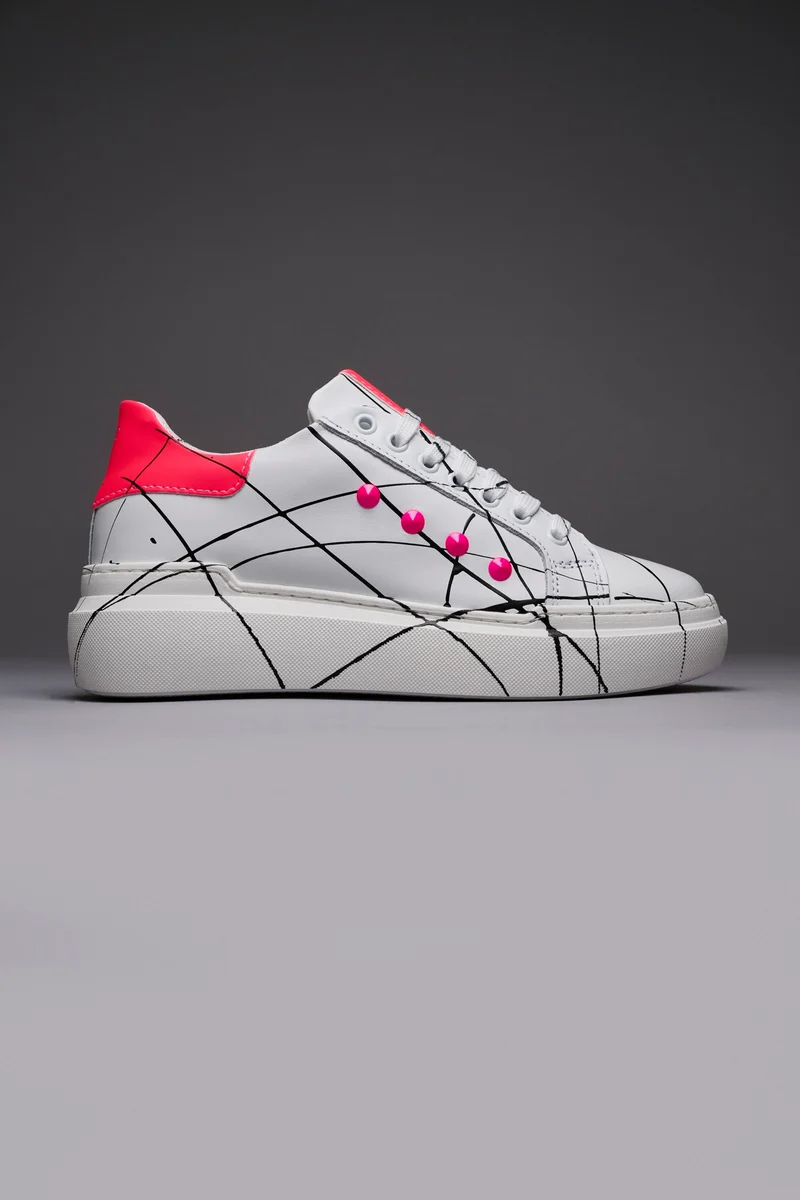 VEGAS - Sneakers a suola alta retro e borchie Rosa Fluo con schizzi di vernice
